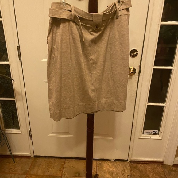 St JOHN CASUAL SKIRT TAN IN COLOR WITH POCKETS SIZE 12 - Picture 9 of 10